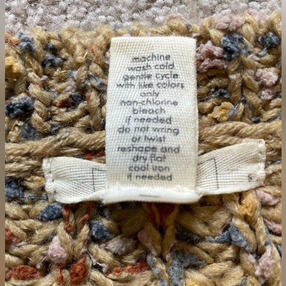 Cute, Casual, & Comfy Sweater (Zoom in!) - Picture 5 of 6